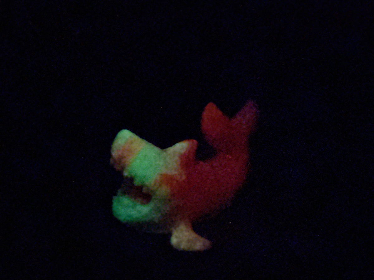 Quint - Shark Closed Back Penetrable - Vibe - Super Soft - UV - GITD - 47034