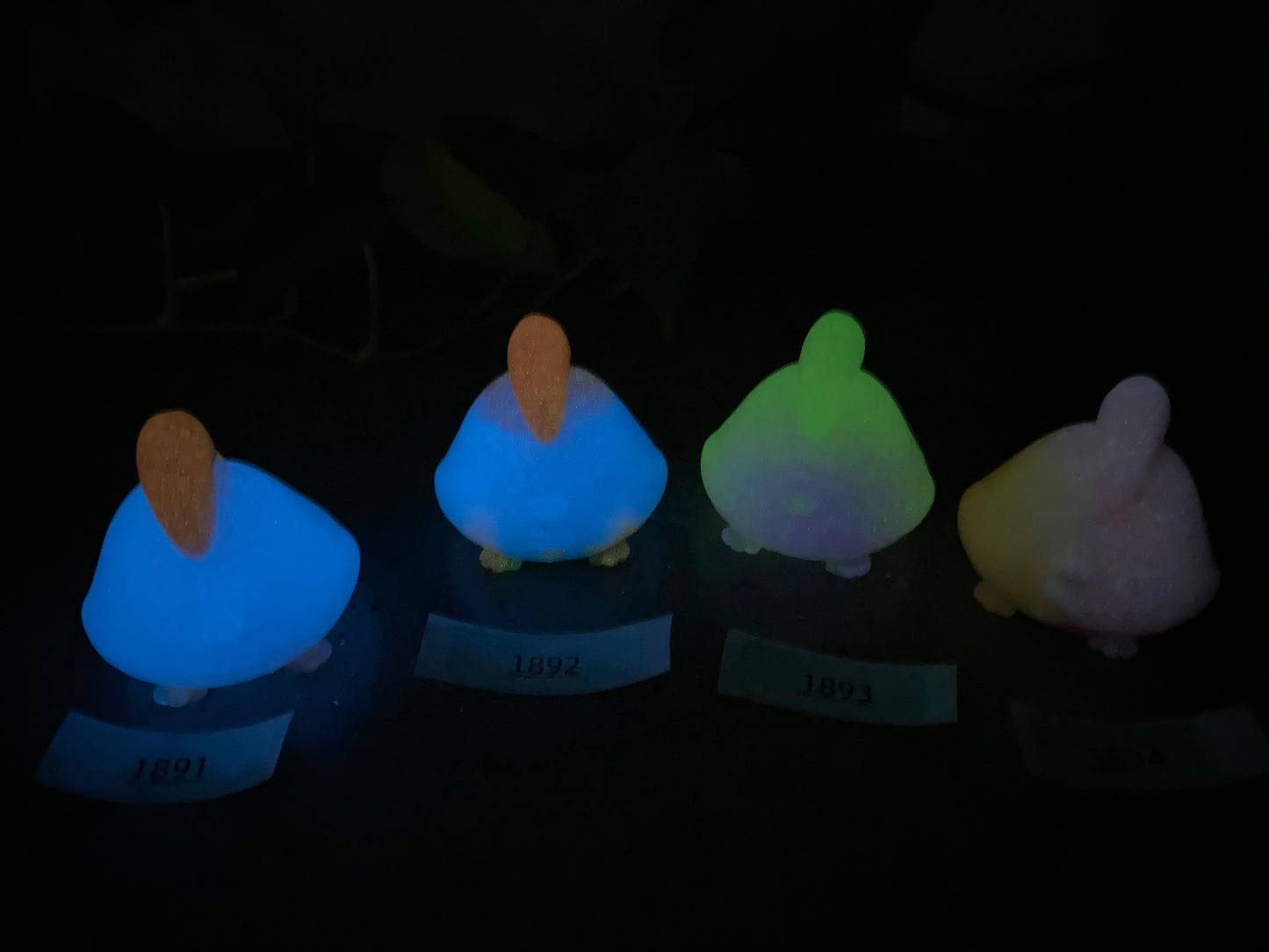 a group of small lights sitting on top of a table